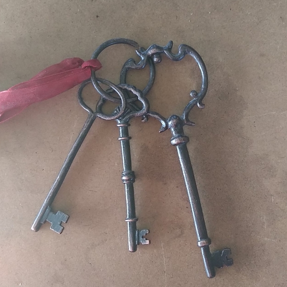 Decorative Skeleton Key set of three - Picture 2 of 3